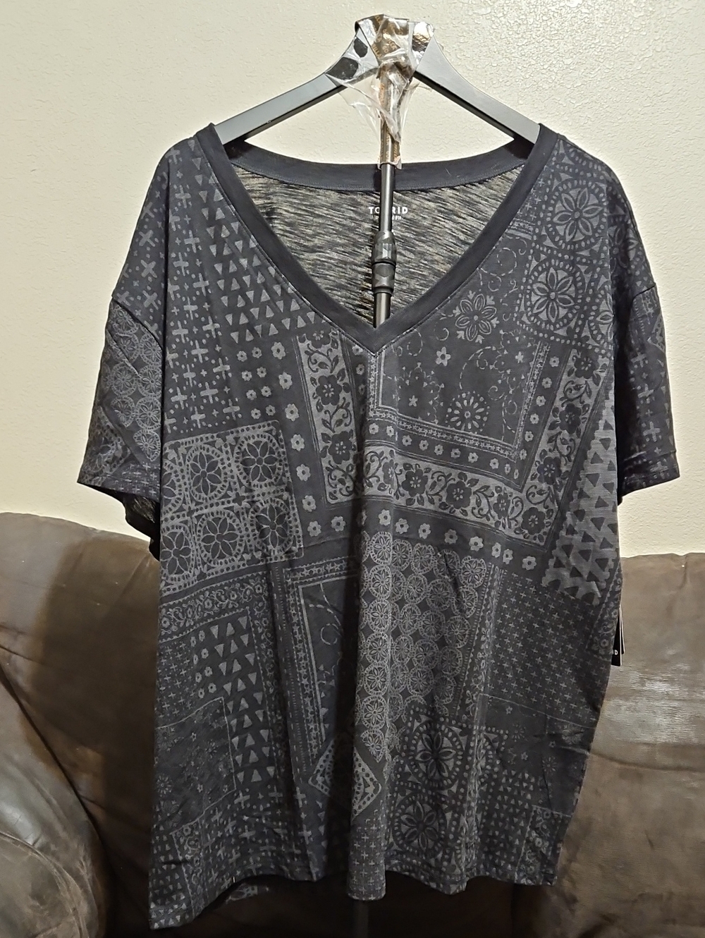 torrid Black Short Sleeve V-Neck Bandana Print Tee